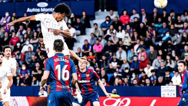 Mercato: Koundè escluso dai convocati del Siviglia, accordo vicino con un altro club