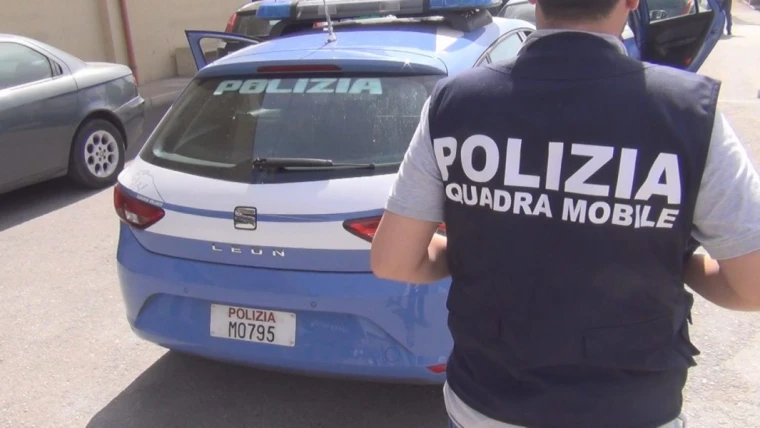 Inter, polizia sequestra l'arsenale della Curva Nord: AK47 e bombe a mano in un capannone a Cambiago