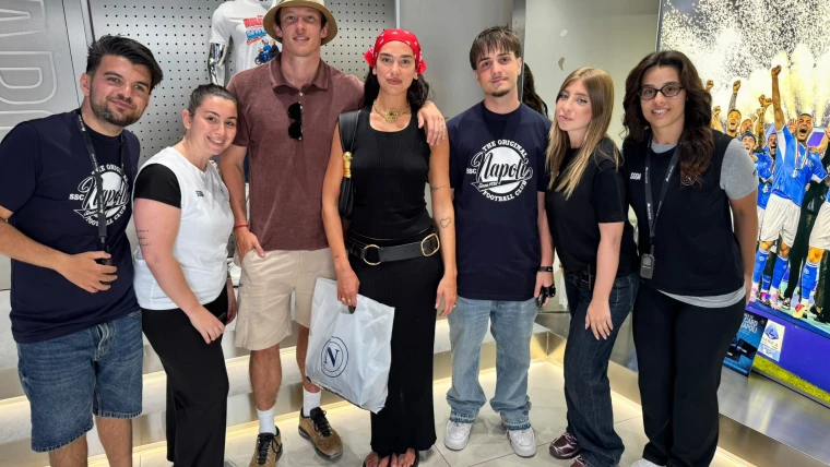 Dua Lipa a Napoli: visita a sorpresa nel cuore del centro storico