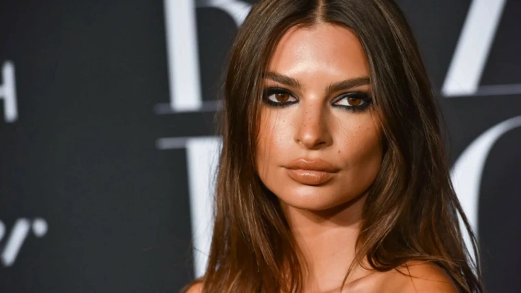 Dai social - Emily Ratajkowski su Instagram con la maglia del Napoli. Tifosi in visibilio
