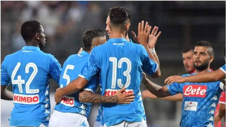 NAPOLI-CARPI 5-1: Hamsik illumina da regista, prime gioie azzurre per Inglese e Vinicius Morais